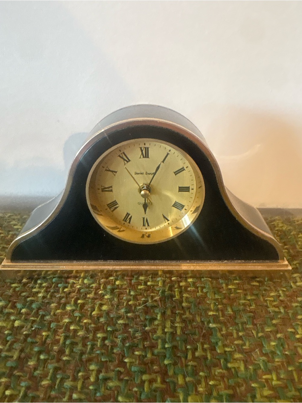 Classic Black and Gold Mantel Clock - Timeless Accent